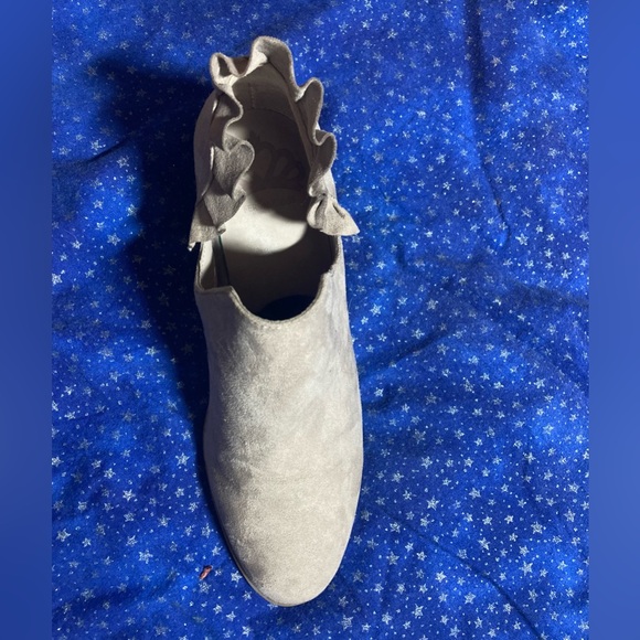 8.5 EUC Fergalicious Ankle Boots Ruffle. Faux Suede. Taupe. - Picture 8 of 12